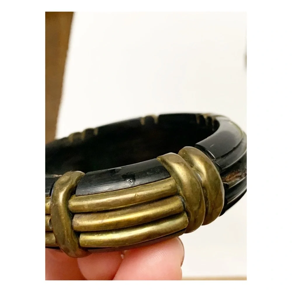 Vintage boho brass and acrylic? Unique Ribbed bangle bracelet SMALL